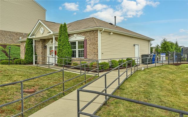 691 Freedom Dr, Collier Twp, PA 15106