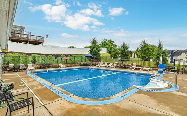 691 Freedom Dr, Collier Twp, PA 15106