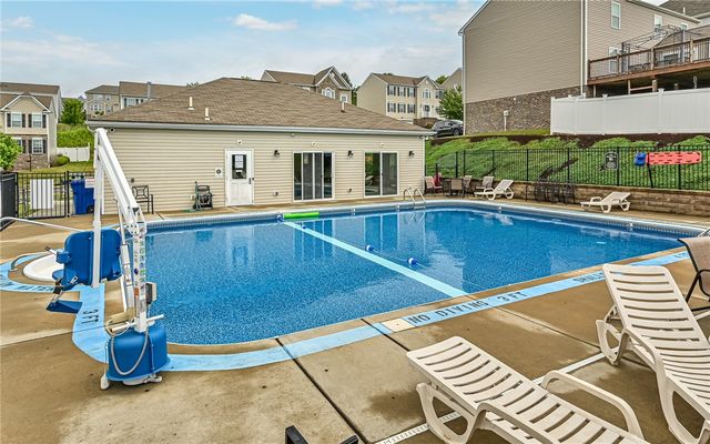 691 Freedom Dr, Collier Twp, PA 15106