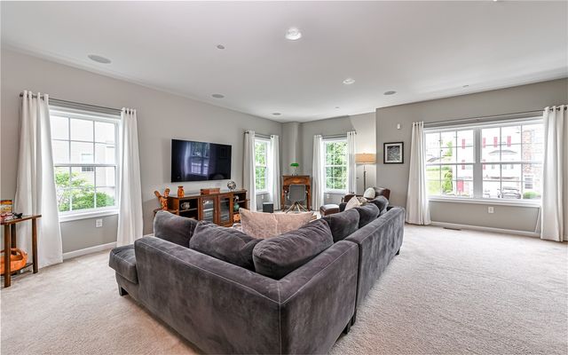 691 Freedom Dr, Collier Twp, PA 15106