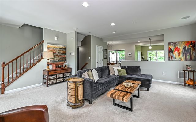 691 Freedom Dr, Collier Twp, PA 15106