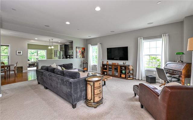 691 Freedom Dr, Collier Twp, PA 15106