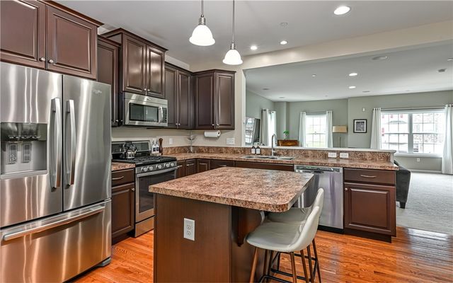 691 Freedom Dr, Collier Twp, PA 15106
