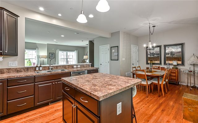 691 Freedom Dr, Collier Twp, PA 15106