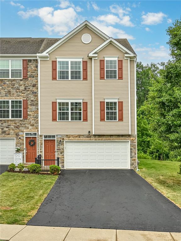 691 Freedom Dr, Collier Twp, PA 15106