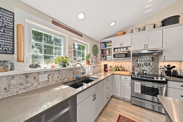 7 Elliot St, Kingston, MA 02364