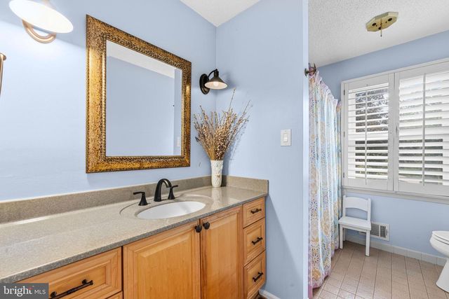 10 SILVER HILL LN, Voorhees, NJ 08043