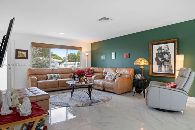 1086 NW 88th Way, Plantation, FL 33322