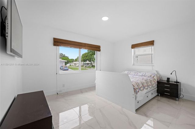 1086 NW 88th Way, Plantation, FL 33322