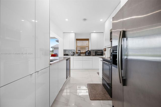 1086 NW 88th Way, Plantation, FL 33322