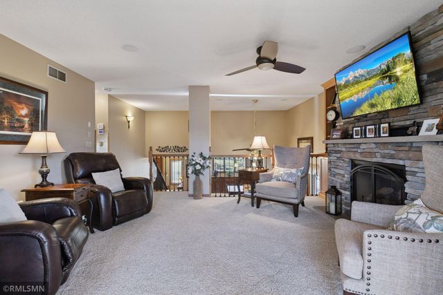 1725 White Oak Drive, Chaska, MN 55318