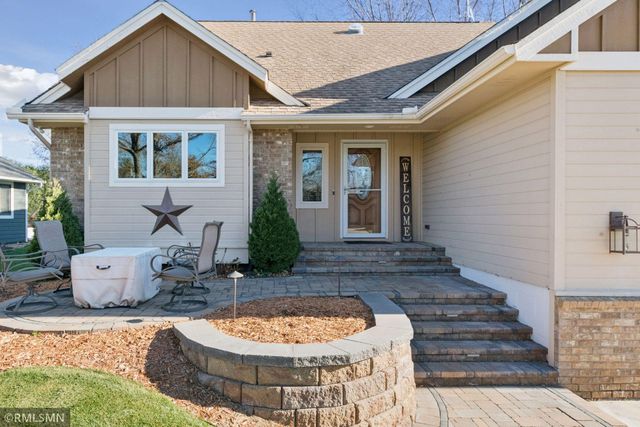 1725 White Oak Drive, Chaska, MN 55318