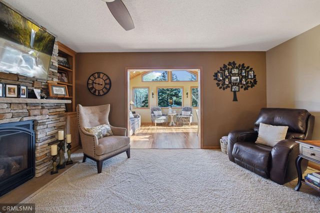 1725 White Oak Drive, Chaska, MN 55318