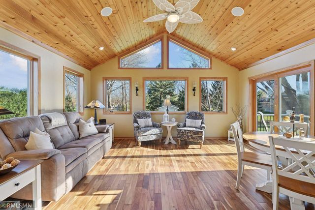 1725 White Oak Drive, Chaska, MN 55318