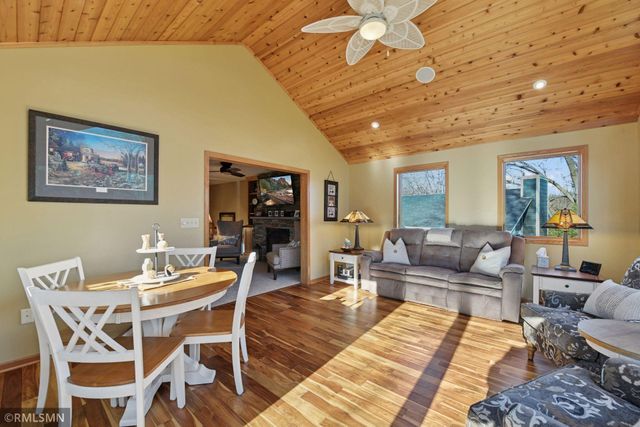 1725 White Oak Drive, Chaska, MN 55318