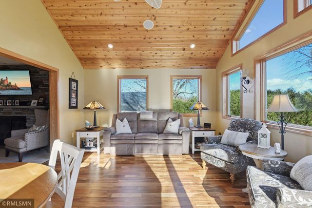 1725 White Oak Drive, Chaska, MN 55318