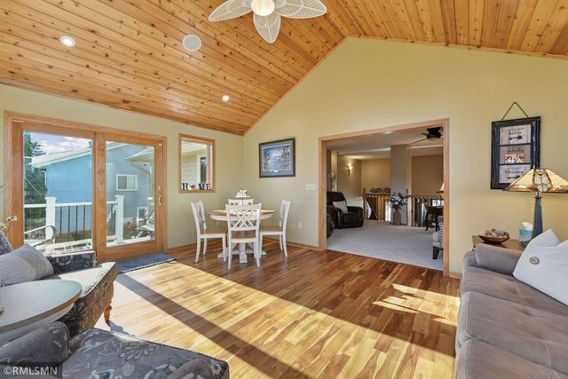 1725 White Oak Drive, Chaska, MN 55318