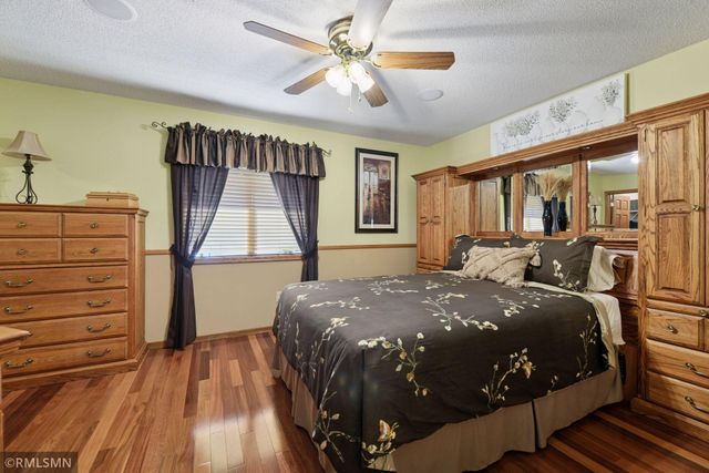 1725 White Oak Drive, Chaska, MN 55318