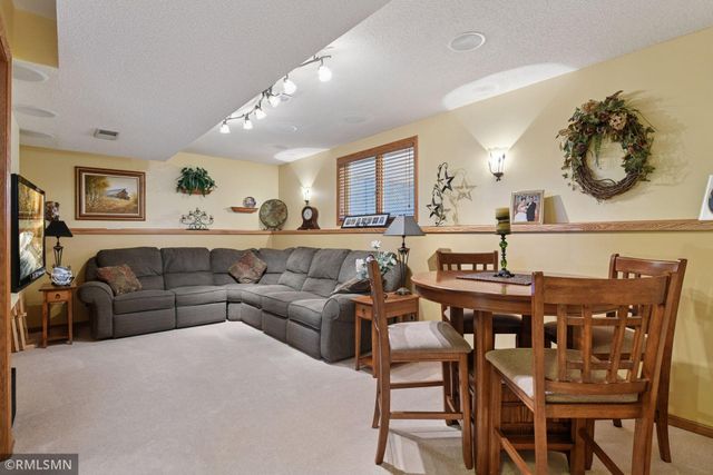 1725 White Oak Drive, Chaska, MN 55318