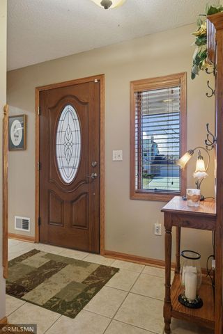 1725 White Oak Drive, Chaska, MN 55318