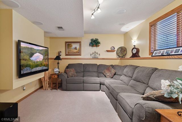 1725 White Oak Drive, Chaska, MN 55318