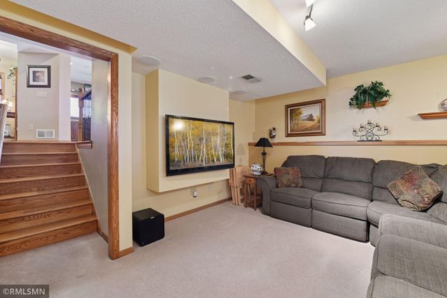 1725 White Oak Drive, Chaska, MN 55318