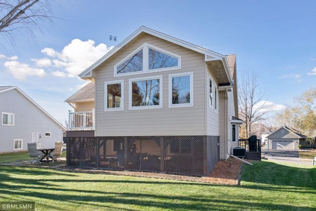 1725 White Oak Drive, Chaska, MN 55318