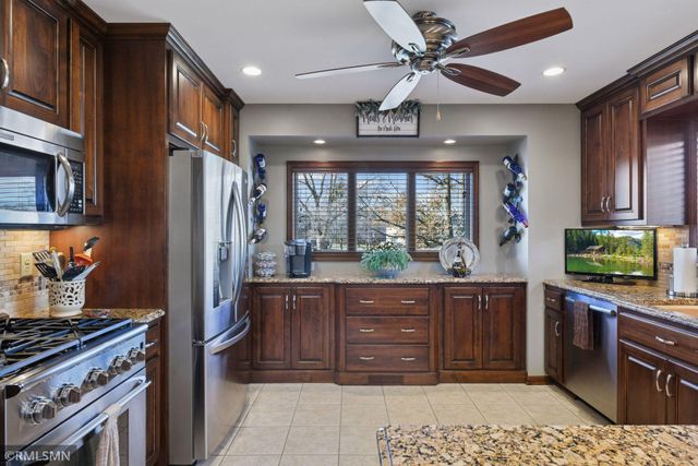 1725 White Oak Drive, Chaska, MN 55318