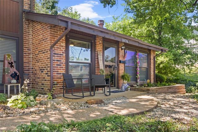 1076 Mersey Bend Drive, Oakville, MO 63129