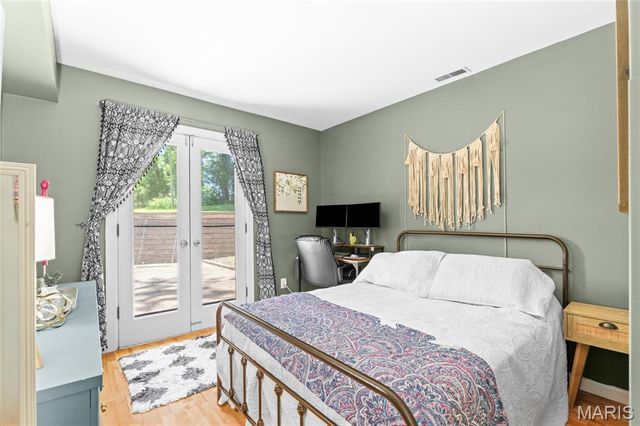 1076 Mersey Bend Drive, Oakville, MO 63129