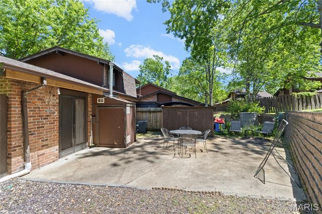 1076 Mersey Bend Drive, Oakville, MO 63129