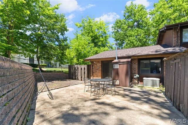1076 Mersey Bend Drive, Oakville, MO 63129