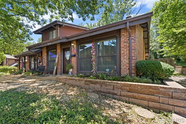 1076 Mersey Bend Drive, Oakville, MO 63129