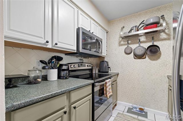 1076 Mersey Bend Drive, Oakville, MO 63129