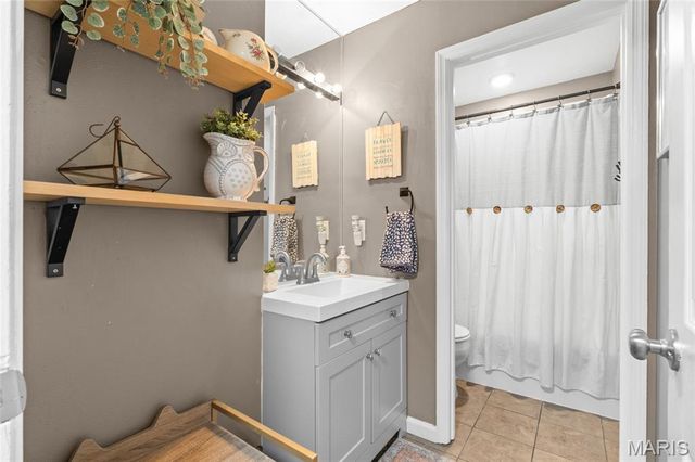 1076 Mersey Bend Drive, Oakville, MO 63129