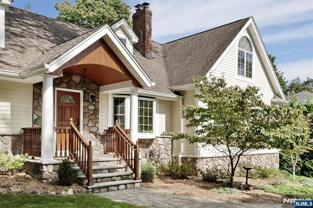 8 Le Roy Place, Park Ridge, NJ 07656