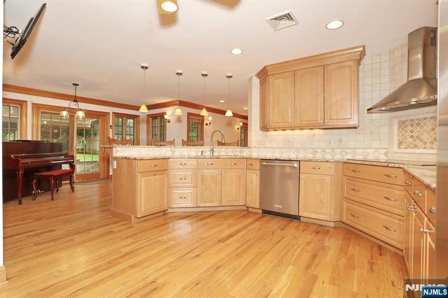 8 Le Roy Place, Park Ridge, NJ 07656