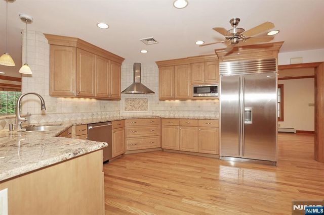 8 Le Roy Place, Park Ridge, NJ 07656