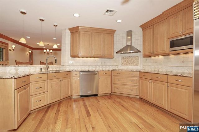 8 Le Roy Place, Park Ridge, NJ 07656