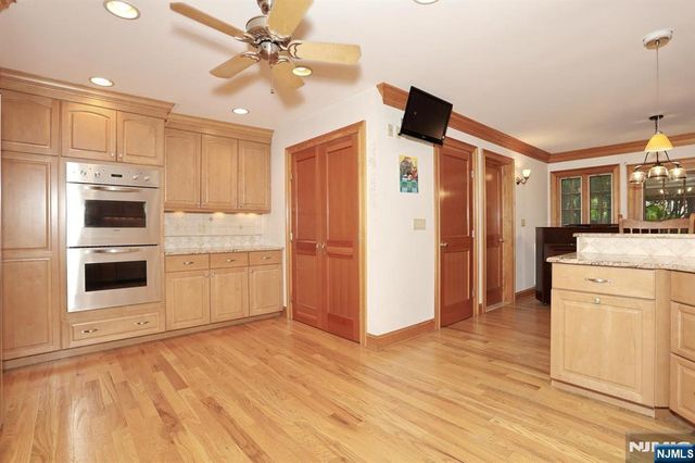 8 Le Roy Place, Park Ridge, NJ 07656