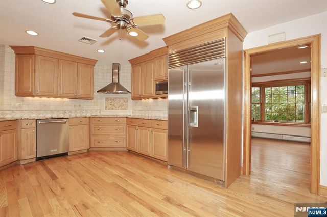 8 Le Roy Place, Park Ridge, NJ 07656