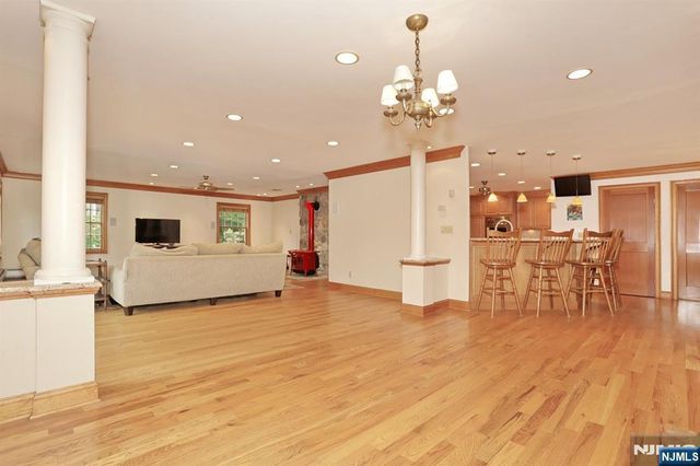 8 Le Roy Place, Park Ridge, NJ 07656