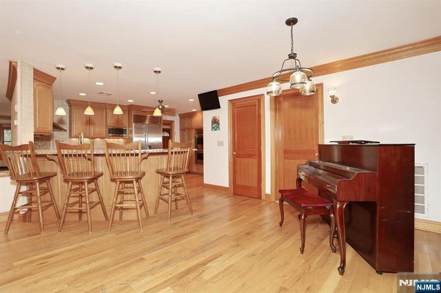 8 Le Roy Place, Park Ridge, NJ 07656
