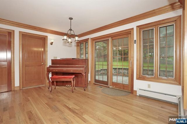 8 Le Roy Place, Park Ridge, NJ 07656