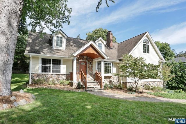 8 Le Roy Place, Park Ridge, NJ 07656