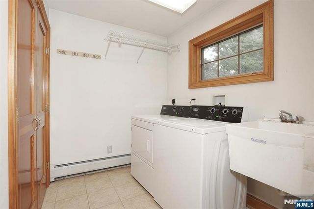 8 Le Roy Place, Park Ridge, NJ 07656