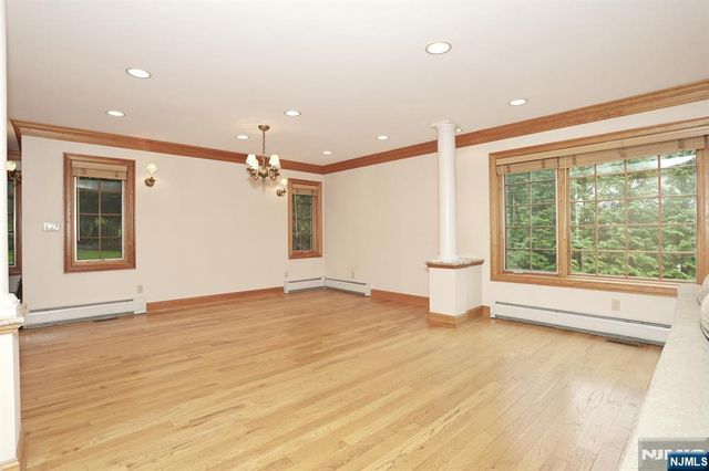 8 Le Roy Place, Park Ridge, NJ 07656