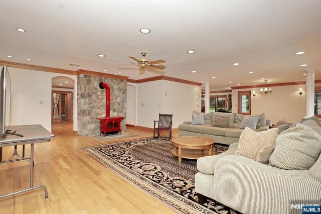 8 Le Roy Place, Park Ridge, NJ 07656