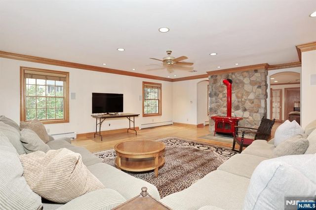 8 Le Roy Place, Park Ridge, NJ 07656