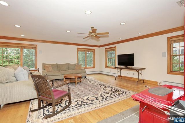 8 Le Roy Place, Park Ridge, NJ 07656